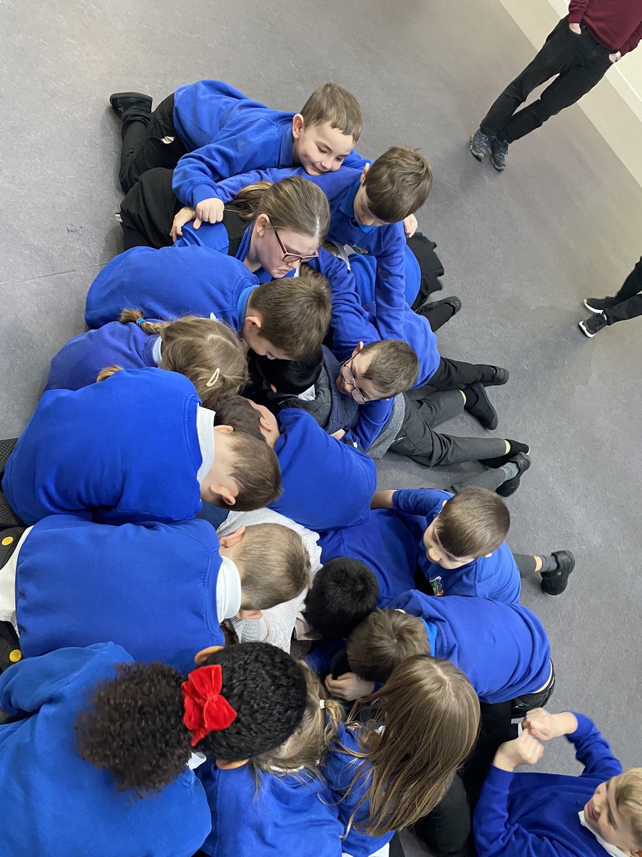 BilstonPrimary's tweet image. P2/3 had a visit from the @ScienceCeilidh 👨🏼‍🔬👩🏻‍🔬today! We were learning all about atoms ⚛️ and different forms of calcium! We created different movements to show what chalk, teeth, bone and shell look like when it is super magnified! #STEM #miniscientists #science