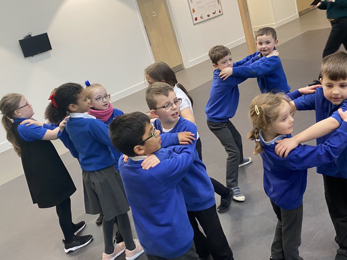 BilstonPrimary's tweet image. P2/3 had a visit from the @ScienceCeilidh 👨🏼‍🔬👩🏻‍🔬today! We were learning all about atoms ⚛️ and different forms of calcium! We created different movements to show what chalk, teeth, bone and shell look like when it is super magnified! #STEM #miniscientists #science