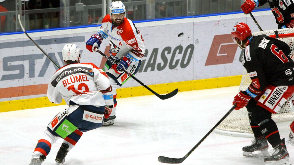 janhrabal's tweet photo. Tomáš #Rolinek pomohl, prohře @hcpce s @hcocelaricz 2:3 přes snaživý výkon nezabránil. Hrát Dynamo takto od začátku sezony #TELH, netone v sestupovém bahně… #PCEvTRI odehrál na čtvrtém centru 13 min a 23 s ve 22 střídáních. Nechyběl na žádném oslabení na svém dispečerském postu. https://t.co/aQ7DSlBSq7