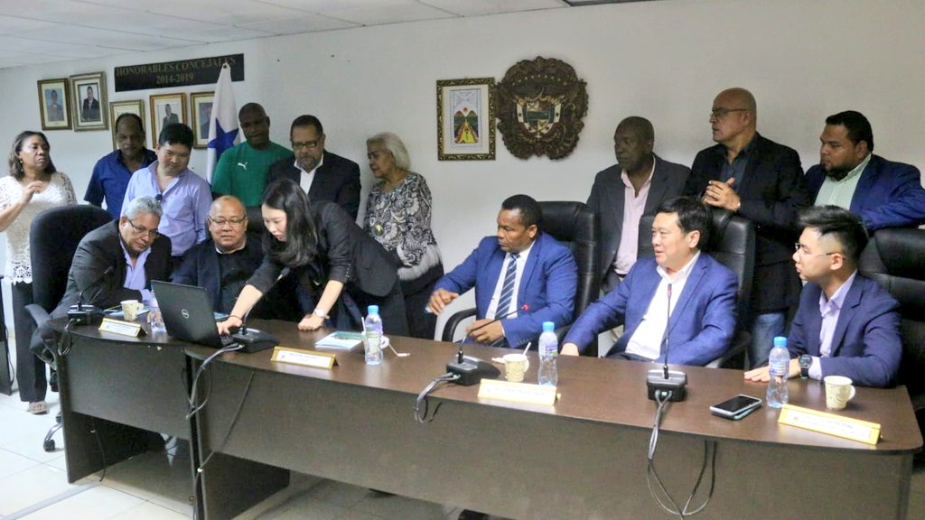 JCasis25's tweet photo. Reunión del primer vice alcalde del distrito de Suing de la provincia de Sichuan de la República Popular de China, Li Guanghui 
con el alcalde del distrito de San Miguelito Héctor Valdés Carrasquilla. #sanmiguelito #panama #2020NewYear #china https://t.co/vlMpoAujDV