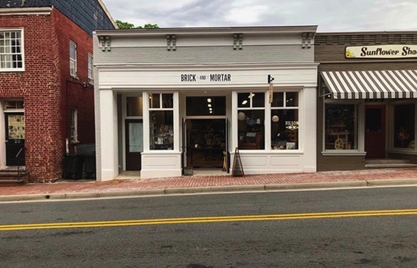 justbrickmortar's tweet photo. We are so #proud to be a part of the #downtownleesburg community! What do you love most about living/working downtown? #leesburgva #historic #loudounco #shopsmall #shoplocal #SmallBusiness #localpride https://t.co/Do2UUX9N5b