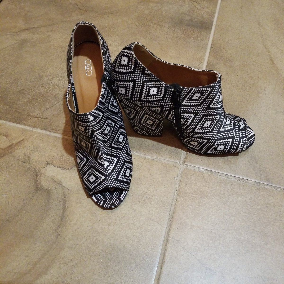 FiengoJane's tweet photo. Cato Retro Shoes!!!! #itsallgoodep #catoshoes #Retro #almasbooth #theantiquemallelpaso #helenshiddentreasures #helenschoice #Janeswall #circa #shoplocalep #thisplace #whatafind #fashoo #fashion #bringit #eptxnow #heynow #blue #neatfind #shoplocalep #ftbliss https://t.co/yCudlpYmV3