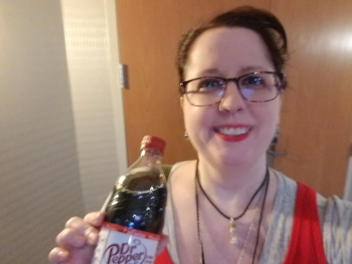 lostwind's tweet photo. Attempting a summon @seananmcguire ;I'm in dealer's row! https://t.co/r47MRfsasc