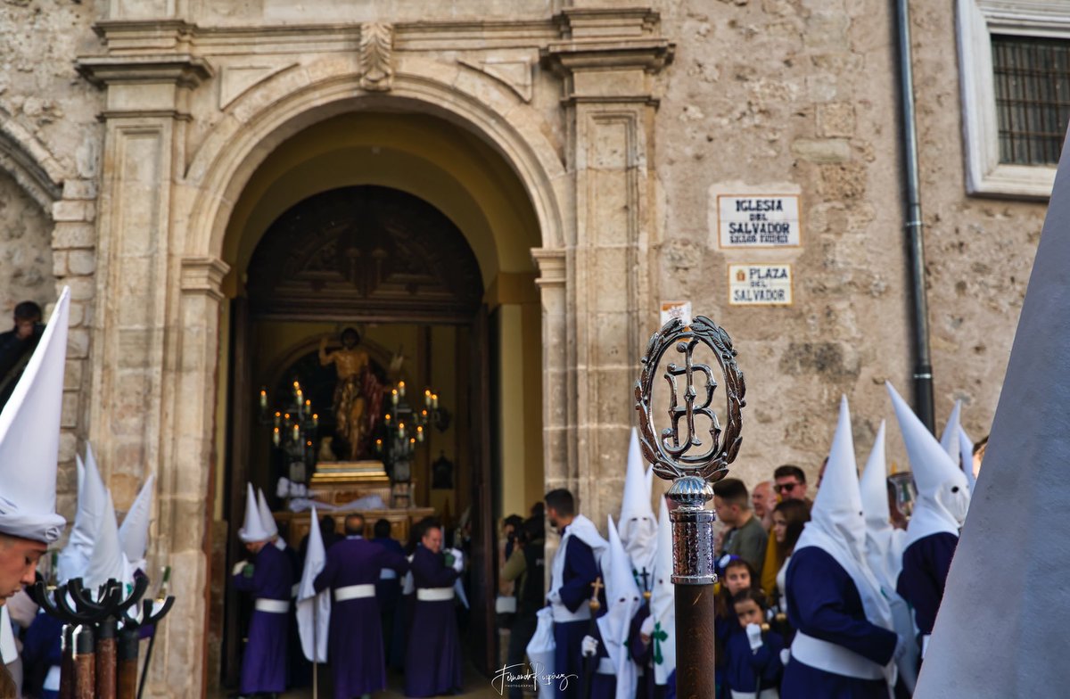 ferlajara's tweet photo. 10ª Foto de “LOS VIERNES DE PASIÓN” salida de la Imagen de San Juan Bautista de Cuenca. @sanjuanbautista #cuenca #total_cuenca #pasion #semanasanta #semanasantadecuenca #elbautista #sanjuanbautista #martessanto #religion #cultura #viajar #travel @bancero_conquense #vacaciones https://t.co/gmo4C1nIuf