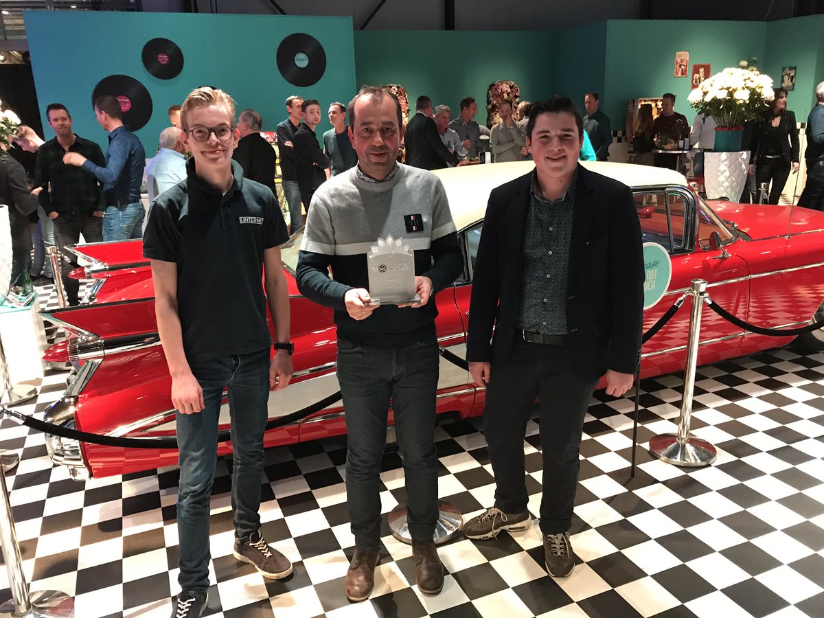 Deliflor's tweet photo. #Linflowers wint Teler got Talent verkiezing met prachtig nieuw ras, de groene troschrysant #Deligreen tijdens #bloeiproef Gefeliciteerd! https://t.co/njTXeutR73
