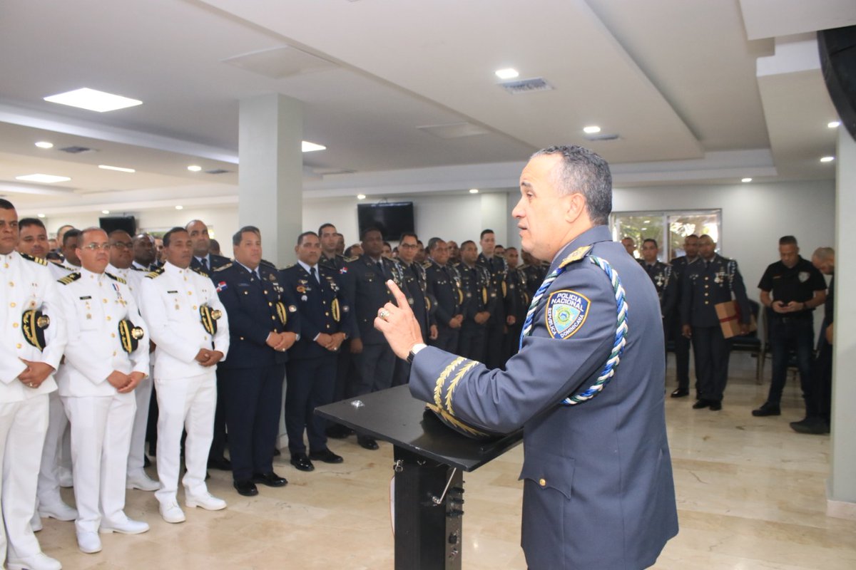 PoliciaRD's tweet photo. Director general recibe visita de 204 oficiales integrantes de las promociones de 20 años del cuerpo del orden. #PolicíaRD #TransformaciónPolicial

Detalles: https://t.co/NzONZ2c0ds https://t.co/sLDcH6q1dp