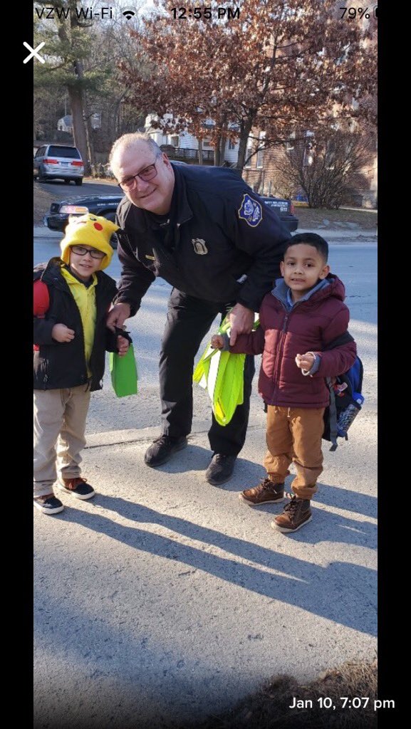 bunker_school's tweet photo. Bunker Hill Bears give thanks!! Two of our kindergarten students had the oportunity to show some appreciation to a WPD officer who helps them out each morning! #bhbearsscare https://t.co/xemAj1vc3Q