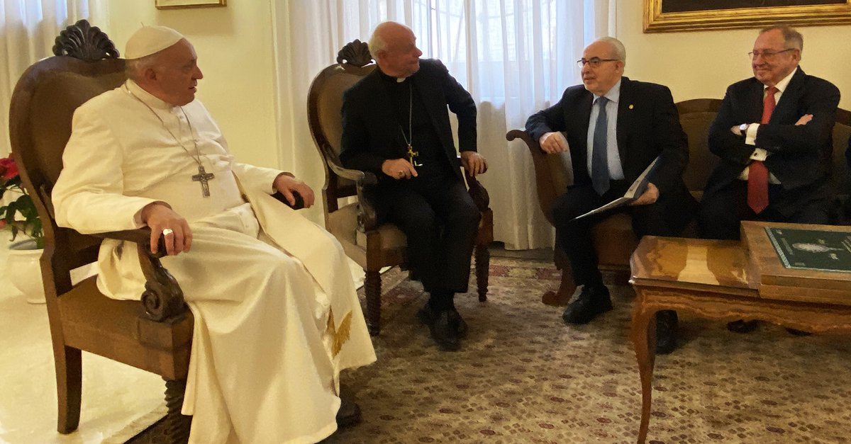 UCAM's tweet photo. 📸 El Papa Francisco @Pontifex_es da su bendición al proyecto de formación en emprendimiento y empleo para las familias de los países más pobres.

➡️ Está promovido por:  
✅ @PontAcadLife 
✅ @PontIstGP2 
✅ @UCAM 
✅ @FundacionINCYDE 

ℹ️  https://t.co/iib3xbCLvM https://t.co/AaBSlQO6Tw