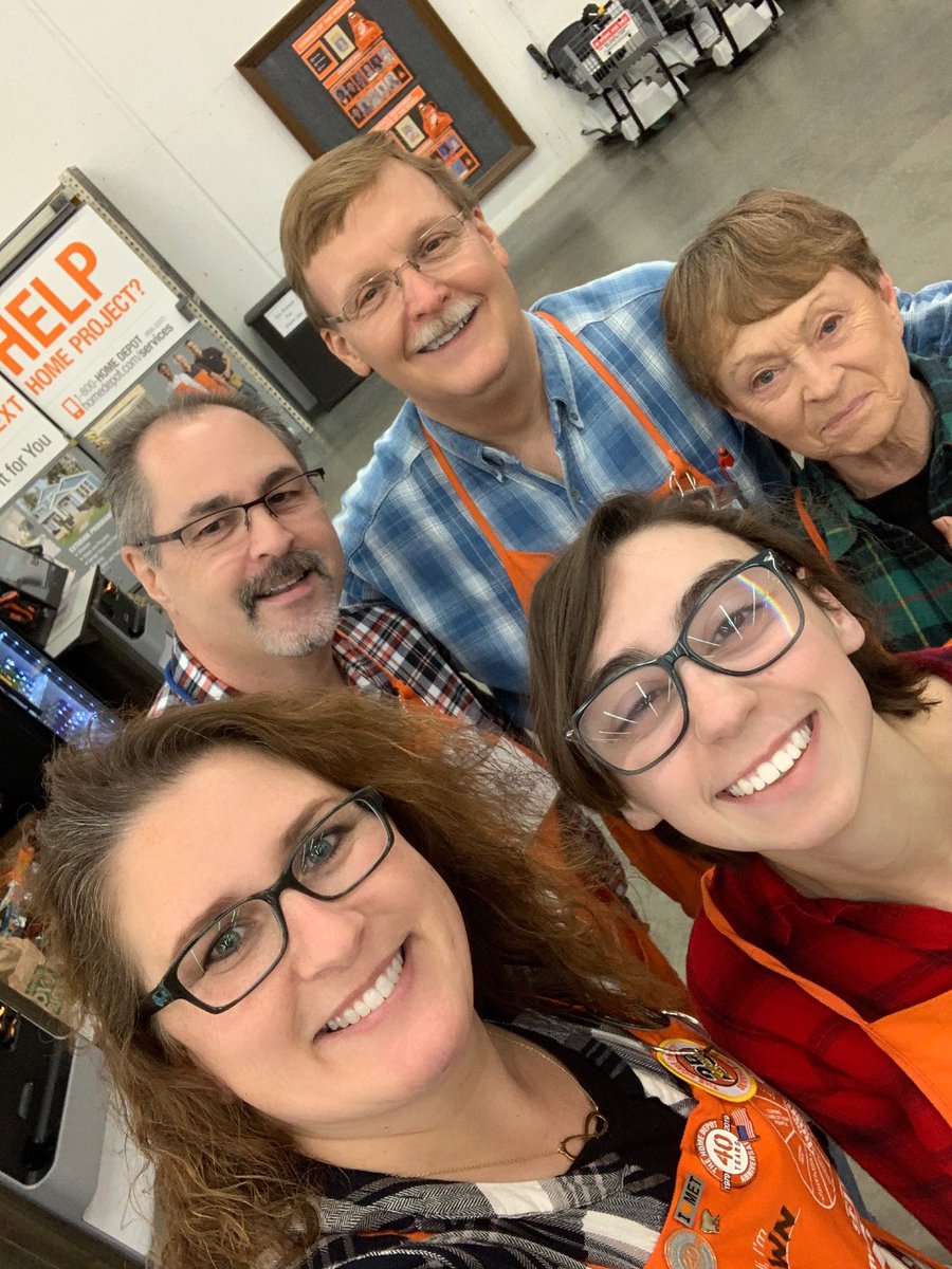 DWHIT369's tweet photo. Flannel Friday Gang representing 3640! Always accepting new memberπββοΈ#FunFriday #FunPlaceToWorkandShop #FlannelFriday https://t.co/P0TitQBieR