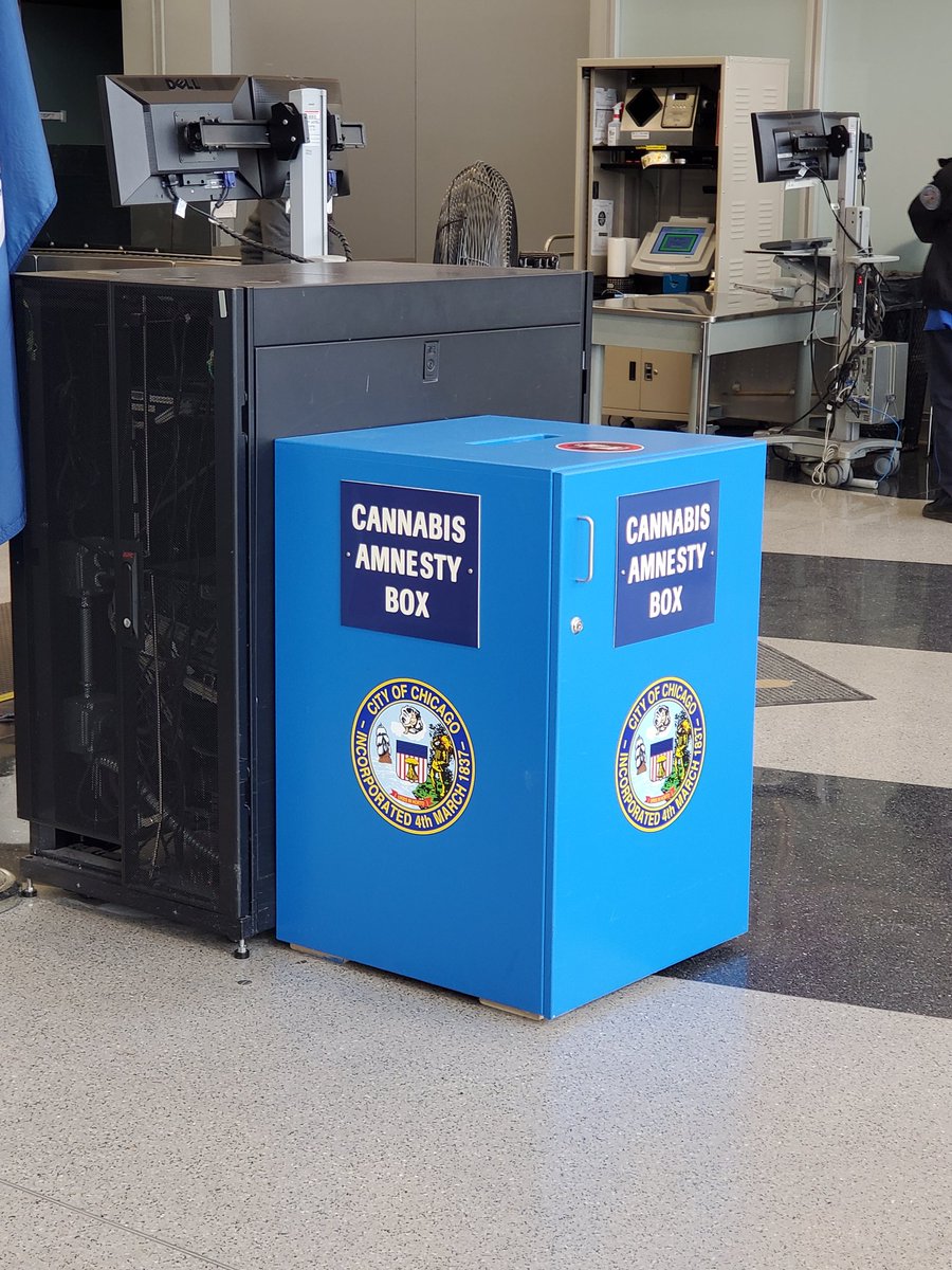 TalkToErik's tweet photo. You never know what you're going to see while traveling... #PotBox @fly2ohare https://t.co/aYSjEsl2gQ