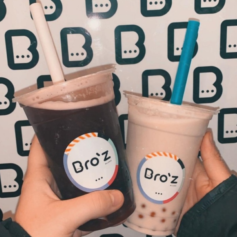 Il weekend è alle porte! Festeggiate con un uno dei nostri super Bro'ztea 🎉🥤
Vi aspettiamo in Via San Maurilio 4 angolo via Torino 👍
#brozmilano #bubbletea #milkytea #bubbletealovers #bobalovers #boba #bobaaddict #bobatime #bubbleteamilano #milano #weekendmood #weekend
