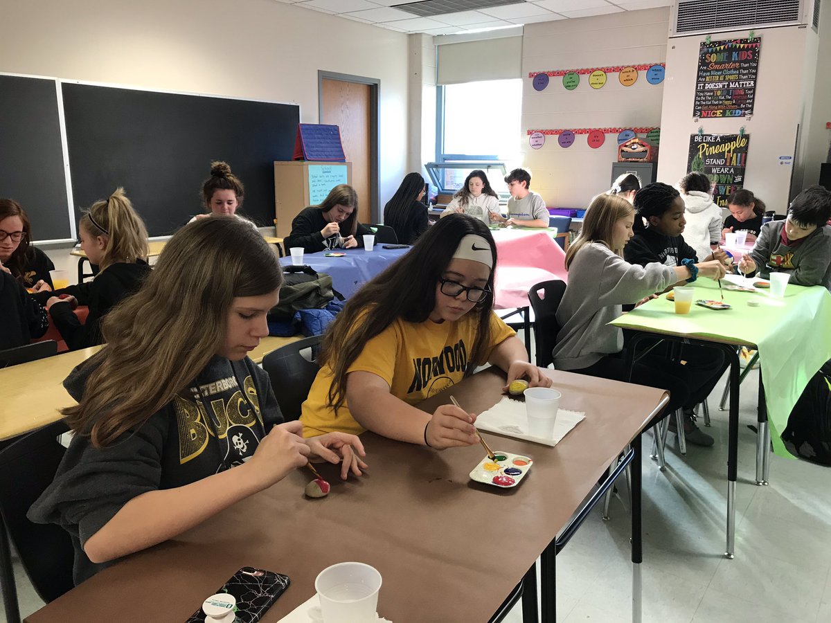 FlickerNorwood's tweet photo. Student Council and 5th grade painting rocks for a kindness garden. @WeAreNorwood https://t.co/0PTZ89STX6