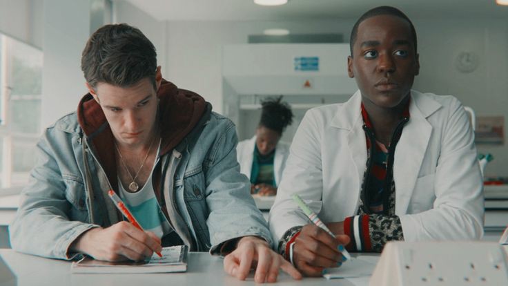 DEVILTOWNxx's tweet photo. #SexEducation
Eu shippei Eric com o Rahim no começo; mas tipo, depois eu fui percebendo... e Quando a Mãe do Eric disse isso eu tive certeza.
"Você não é o mesmo quando tá com ele; você não brilha como antes"
EU FALEI PQP EU AMO ESSA MULHER 
ISSO É REAL
ERIC FOI FEITO PRO ADAM https://t.co/mCOX8OaKS2