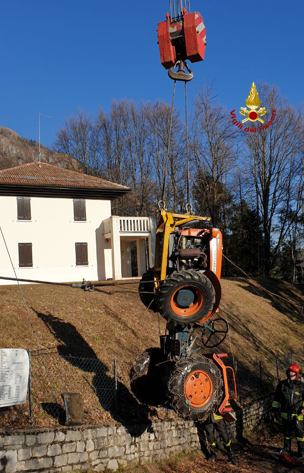 vvfveneto's tweet photo. #17gennaio #Pedavena(BL), Nella tarda mattina un agricoltore si è rovesciato con un piccolo trattore cadendo giù per un pendio in località #CrocedAune: ferito un 52 enne. #Vigilidelfuoco e @SUEM_Veneto soccorrono l’agricoltore. Recuperato il trattore #soccorsiquotidiani https://t.co/QThzJ6nZ2v