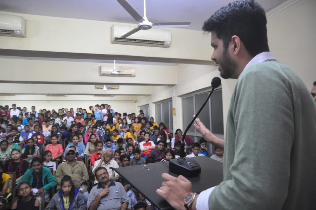 DurgeSainath's tweet photo. #YuvaSena College Cell organised SSC Exam Preparation &amp; Guidance seminar for 10th Std Students at M.D. College Hall.  Students were given Free #TargetPublications SSC Model Question Paper Sets with Solutions. Congratulations Siddesh Dhauskar &amp; team for this excellent initiative. https://t.co/hNcpBbSosS
