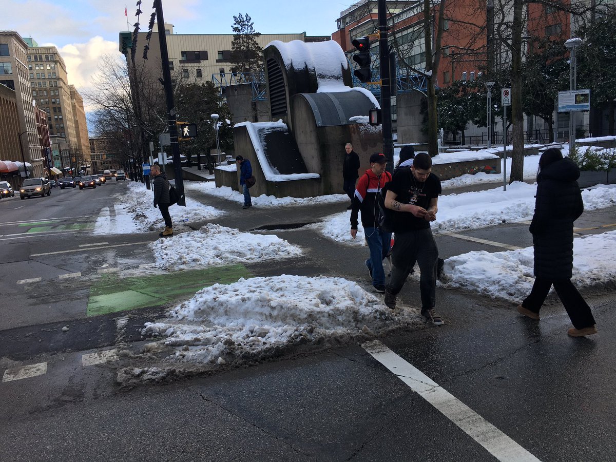Dale_Bracewell's tweet photo. Perfect Protected Intersection #Sneckdown courtesy of our #VancouverSnowstorm 
(along Dunsmuir @ Richards) https://t.co/sFidfaZPTu