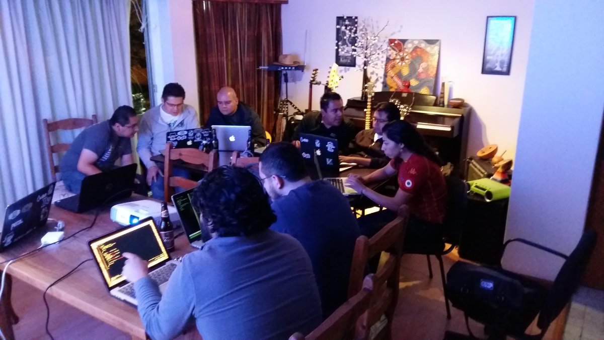 MachinesAreUs's tweet image. Erase una vez, en un departamento en Coyoacán, que un grupo de amigos se juntó para aprender #elixir (Septiembre 2015). #elixirfriends