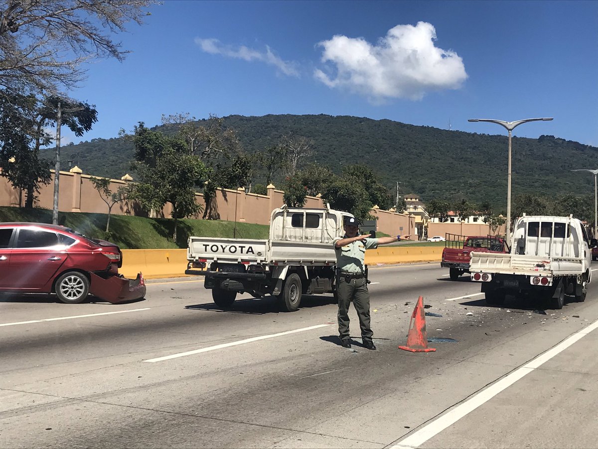 CAMdeSantaTecla's tweet photo. Accidente en Boulevard Moseñor Romero, sólo daños materiales, agentes del @CAMdeSantaTecla atienden el flujo de tránsito mientras llega @PNCSV. #SantaTecla #EscudoTecla #SumamosProgreso @alertux #TraficoSV https://t.co/R2rRSejnGU