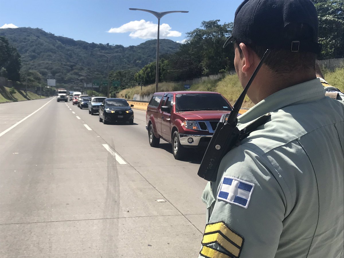 CAMdeSantaTecla's tweet photo. Accidente en Boulevard Moseñor Romero, sólo daños materiales, agentes del @CAMdeSantaTecla atienden el flujo de tránsito mientras llega @PNCSV. #SantaTecla #EscudoTecla #SumamosProgreso @alertux #TraficoSV https://t.co/R2rRSejnGU