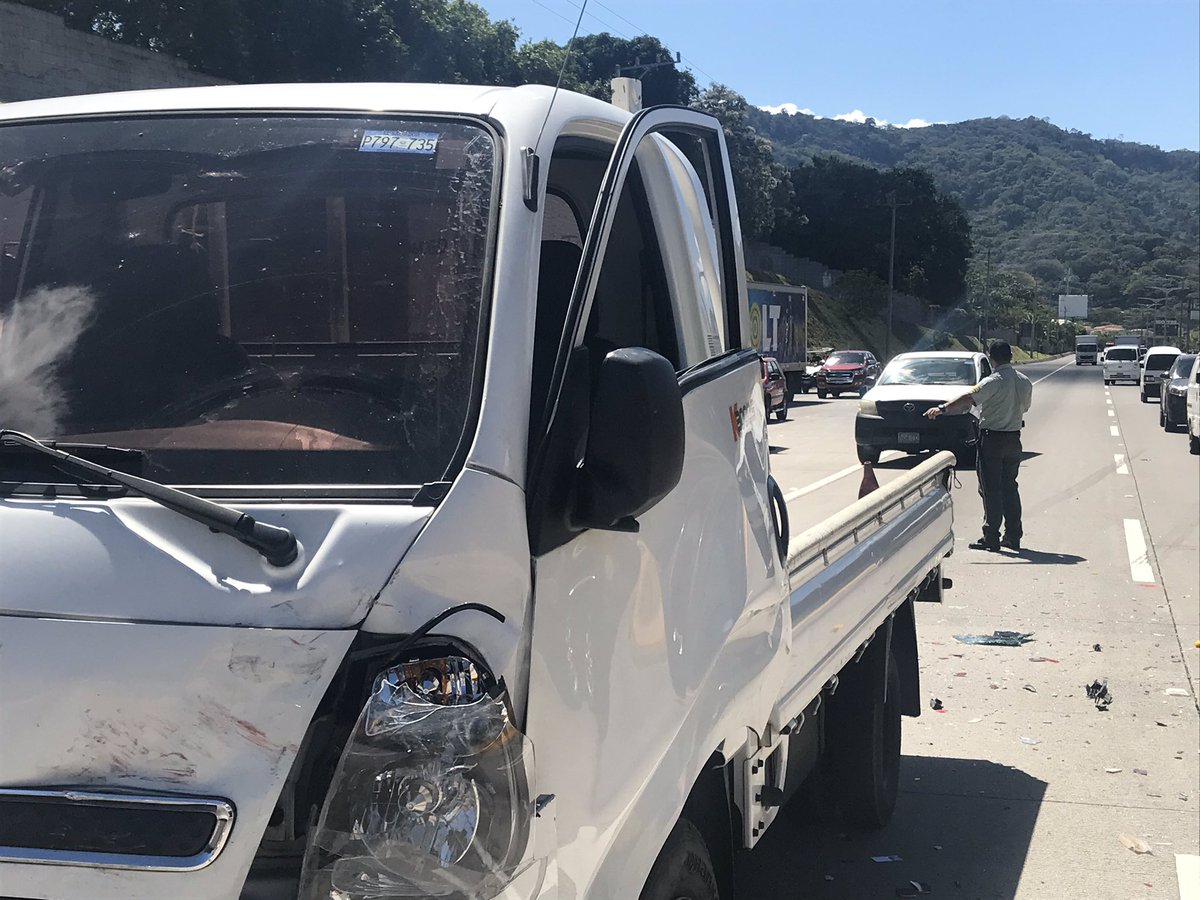 CAMdeSantaTecla's tweet photo. Accidente en Boulevard Moseñor Romero, sólo daños materiales, agentes del @CAMdeSantaTecla atienden el flujo de tránsito mientras llega @PNCSV. #SantaTecla #EscudoTecla #SumamosProgreso @alertux #TraficoSV https://t.co/R2rRSejnGU