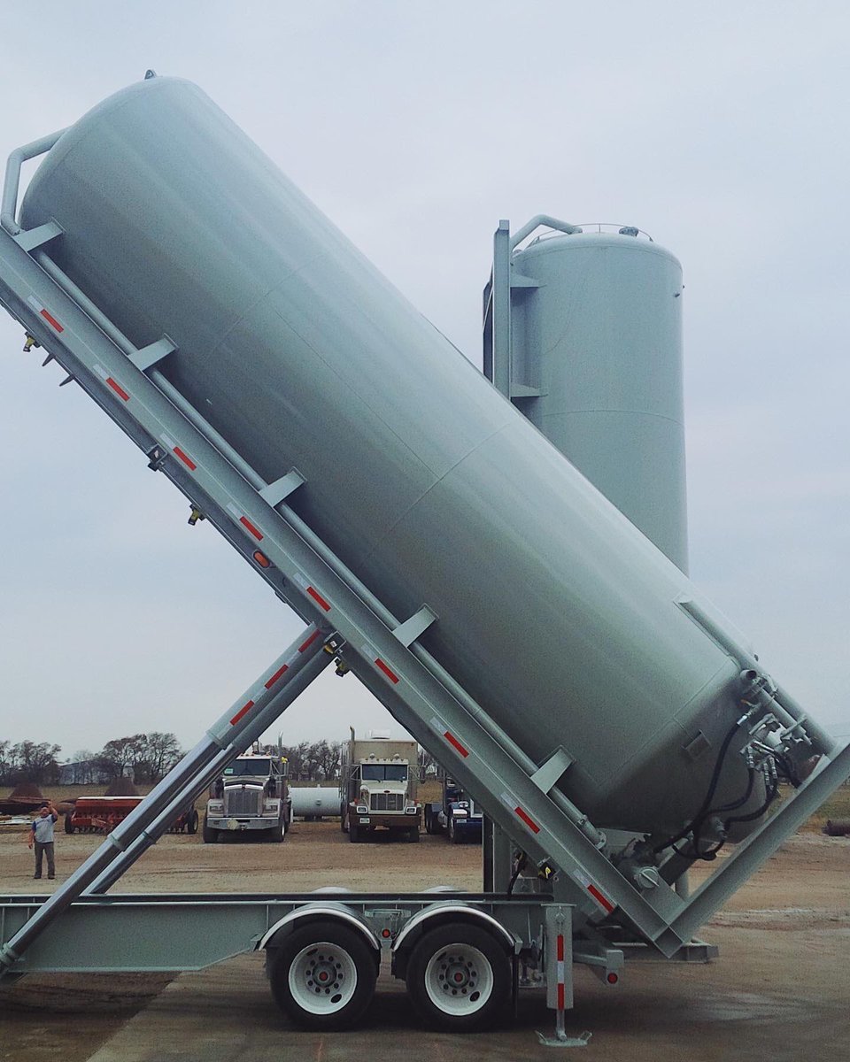 KeystoneSynergy's tweet photo. #KeystoneOilfieldFabrication is proud to add cement silos with hydraulic setter trailers to its repertoire. https://t.co/CFsGkuofRU