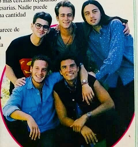 fanmontanarusa's tweet photo. Los Chicos de Montaña Rusa 😍❤💜🎢
#MontañaRusa #LosChicos #Nicolás #Alejandro #Bruno #Victor #Darío #foto #recuerdo #SebaDeCaro #GastónPauls #EstebanProl #EricGrimberg #DiegoOlivera #actoresargentinos #novelaargentina #comedia #telecomedia #argentina #canalvolver https://t.co/gStPzjomZ9