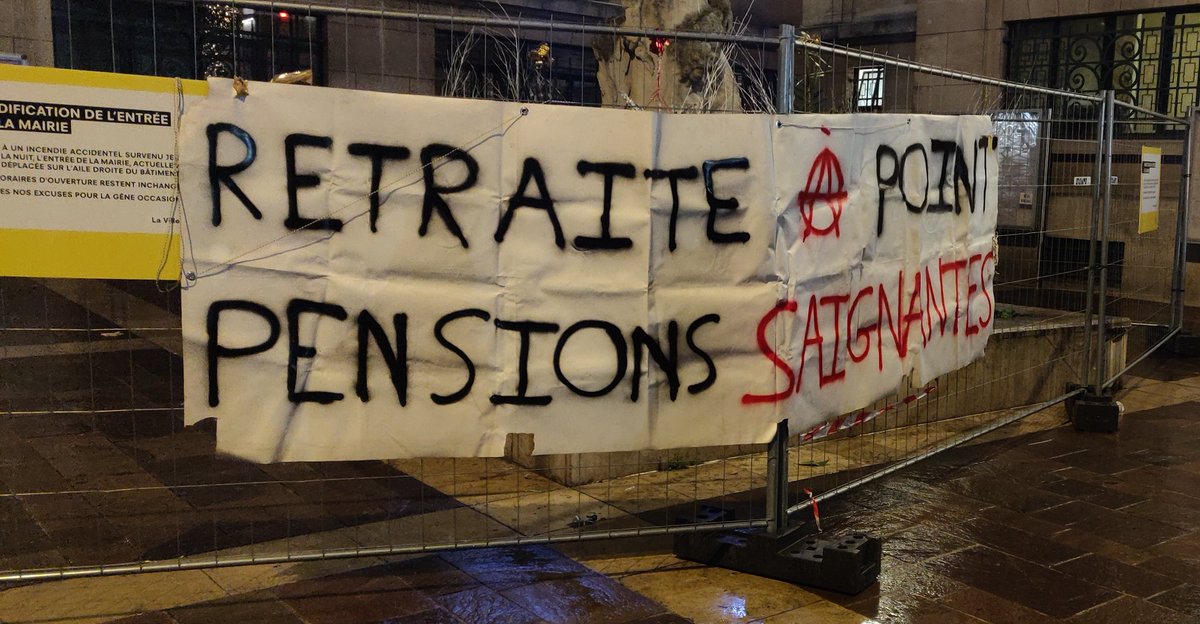 CoBlackred's tweet photo. La manifestation nocturne de #montreuil se prépare #greve17janvier https://t.co/mY0xCcTW02