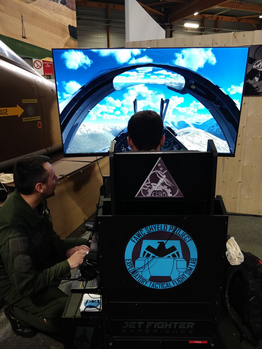 Armee_de_lair's tweet photo. À l’occasion de cette première édition,  les activités sont nombreuses : immersion dans une cabine de vol de Mirage 2000-C, réalité virtuelle pour simuler un vol planeur, ou encore sport... le programme est chargé 📝😉 https://t.co/WbwsCr5s5W
