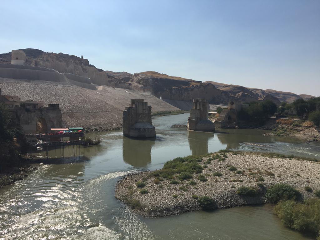 This is late but in October, I went to Hasankeyf. I've already shared images from that trip so these are some extra. You can read more about what's happening to the 12,000-year-old town that will be submerged by the Ilisu dam:  https://www.washingtonpost.com/world/middle_east/a-turkish-dam-is-about-to-flood-one-of-the-oldest-continuously-settled-places-on-earth/2019/11/26/26d327f2-0d48-11ea-8054-289aef6e38a3_story.html https://twitter.com/RazAkkoc/status/1179357762750418945