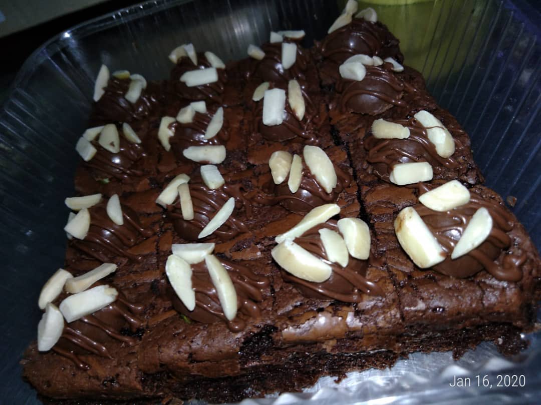 abdul_aliyy's tweet photo. Mama happy bila org puji brownies dia cantik &amp; sedap thats why design sentiasa berubah. Santai2 layan hobby asalkan mama happy 🥰. Suitable for any function , hantaran even santai santai makan. For those interested kindly DM me for your happy tummy😉 https://t.co/x9owja77Xa