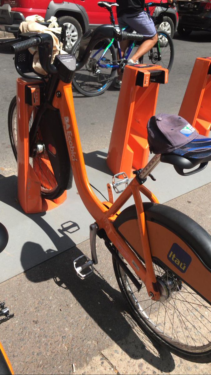 marcelociapponi's tweet photo. @BAecobici @ElBotonMalo no sólo se sientan 15 minutos arriba de la bici, ahora la reservan! El no respeto. Estación Malba 17 enero 2020 https://t.co/g9Jipe1bgq