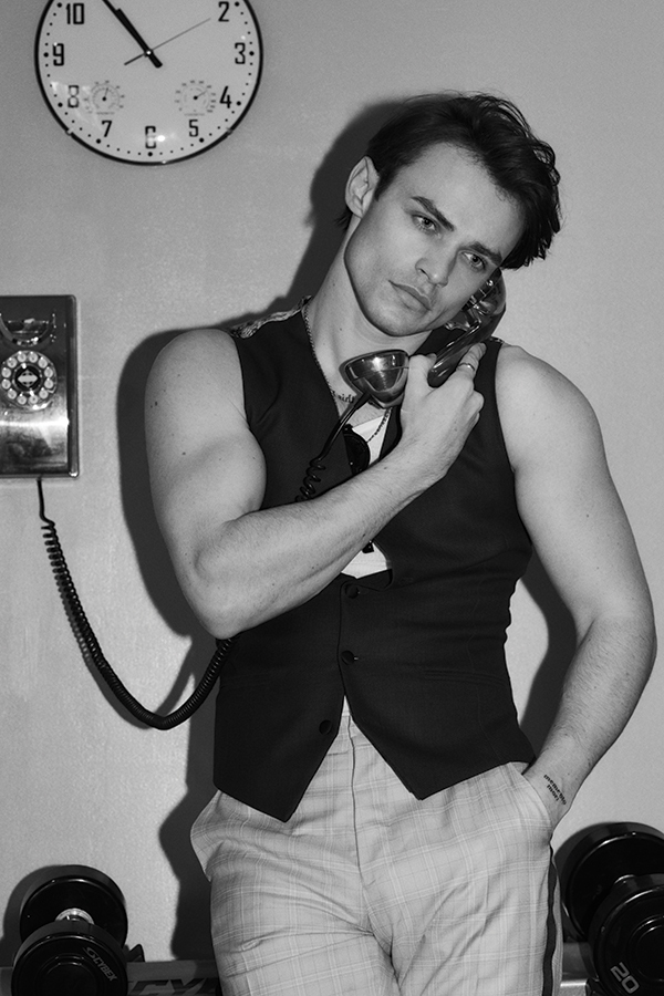 He’s played the lover of Catherine the Great, the son of Captain Hook + now a vampire. We meet  <a href="/thomasadoherty/">thomas doherty</a> in the #DECADENTissue from <a href="/cwlegacies/">Legacies</a> 
/--> 1883magazine.com/store
📸<a href="/arvedcolvinsmit/">arved colvin-smith</a>👕<a href="/Graham_Cruz/">Graham Cruz</a>🖊️<a href="/kelseyjbarnes/">kelsey barnes</a> 
🏠<a href="/theOrlandoHotel/">The Orlando Hotel</a> #thomasadoherty #1883magazine