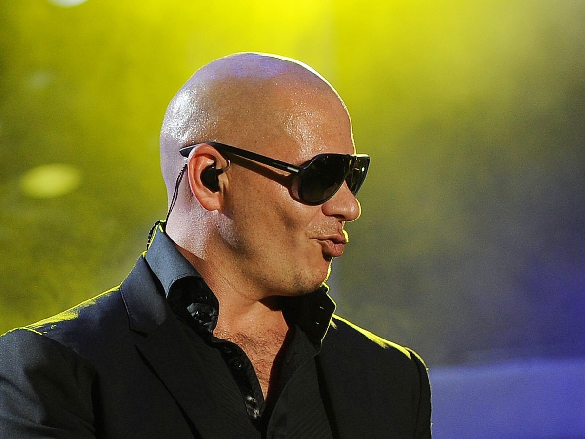AleeahWare's tweet image. People actually pay to see Pitbull perform