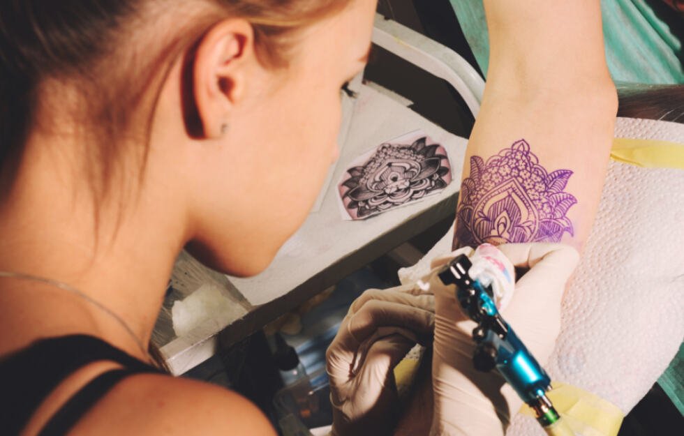 TAG24's tweet photo. #Tattoo-Aus? #EU will #Tätowierfarben verbieten. #Brüssel #Blue15 #Green7 #tattoofarbenretten #TAG24 https://t.co/Ze3tnFcDjo https://t.co/lGbZU5KxGS