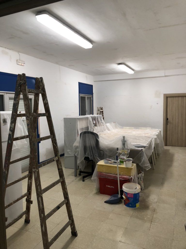 EnglishSummerSA's tweet photo. Aparte de la reforma de Finca La Capella también estamos de obras en Finca Tamarit en el edificio White House: recepción, oficinas, staffroom, hall, comedor y cocina. Seguimos trabajando para ofreceros unas instalaciones “premium”#campamentosdeverano #ESTamarit #englishsummersa https://t.co/bLCFKDPImU