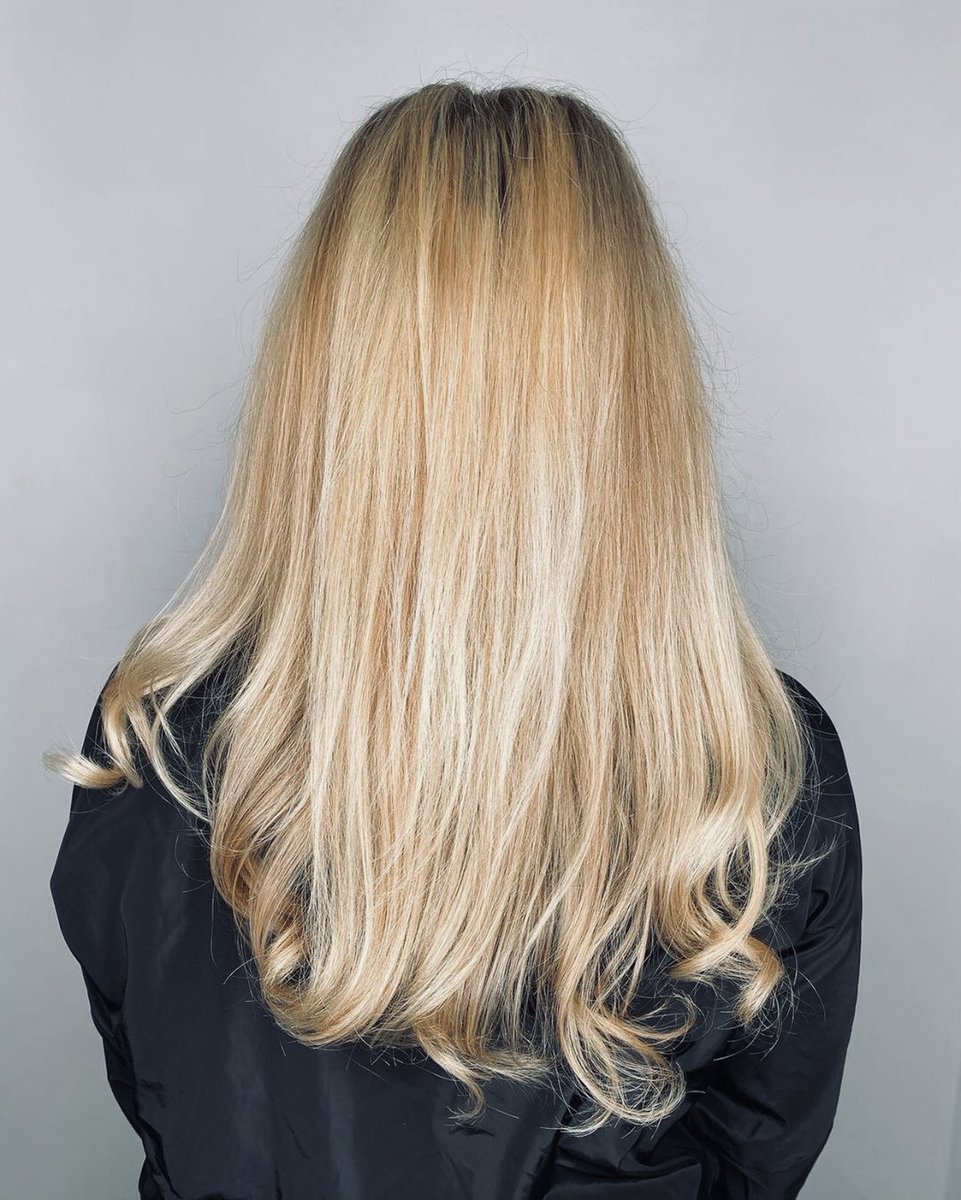 PMTSpasadena's tweet photo. This blonde hair is giving us life 🙌 Done by @hairbyhildd https://t.co/RTFxexAhMe