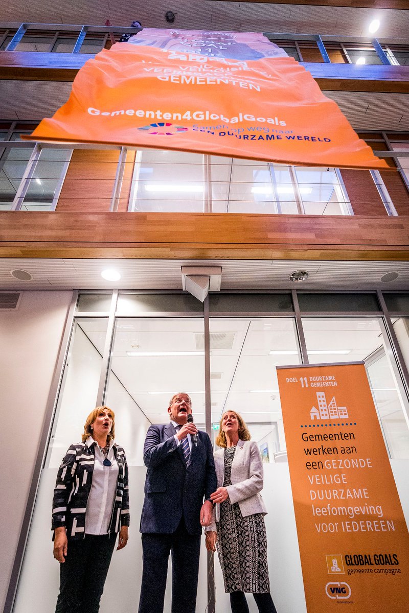 G4GlobalGoals's tweet photo. Voorzitter van de @VNGemeenten Jan van Zanen, nationaal coördinator SDG's @SandraPellegrom en @UCLG_Saiz secretaris-generaal van @uclg_org openden vandaag Global Goal 11 Huis! Zien we jullie snel bij de VNG? #GlobalGoal11Huis #VNGInternational2020 #SDG11 #G4GG https://t.co/Qi4yZmPUzB