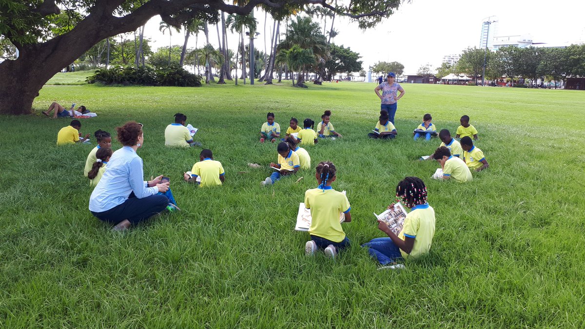 Marcel_PLACIDE's tweet photo. Quart d'heure lecture décentralisé à la Savane. Douce brise et plein air, à l'ombre des arbres bienvenus, les enfants lisent... @CircoFdF1 https://t.co/yQhaQ8KVFS