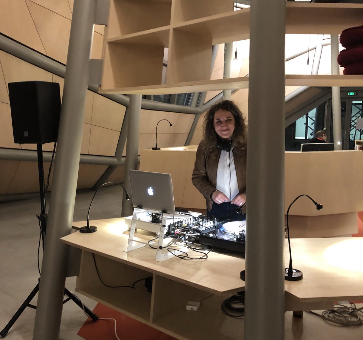 FracCentre's tweet photo. [EN DIRECT]
Finissage de la deuxième édition de Biennale d’Architecture d’Orléans #BAO2 : le hall est transformé en dancefloor.
➖
Entrée gratuite, jusqu’à 23h. 🍷 https://t.co/A4HEd75rjC
