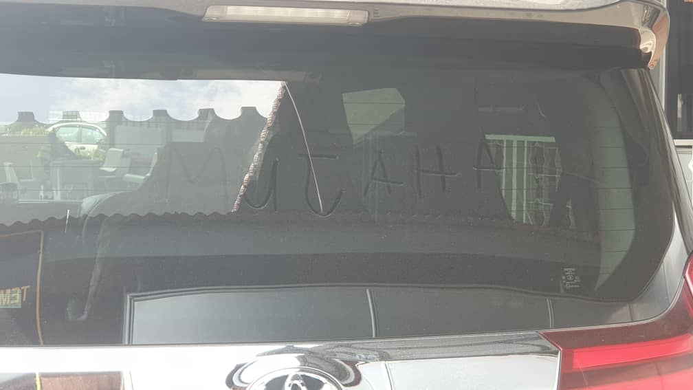 A: Kereta siapa park dalam masjid #ParitBuntar 

B: Tengok cermin belakang

<a href="/Twt_ParitBuntar/">Parit Buntaq</a> <a href="/mujahidrawa/">Mujahid Yusof Rawa</a> <a href="/MuaamarGhadafi/">Mua'amar Ghadafi</a> <a href="/NaitaYusop/">Na Ita</a>