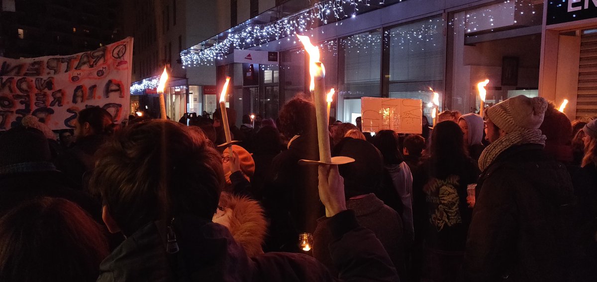 CoBlackred's tweet photo. On se réchauffe dans les rues de #montreuil #greve17janvier https://t.co/1aKrKX4giu