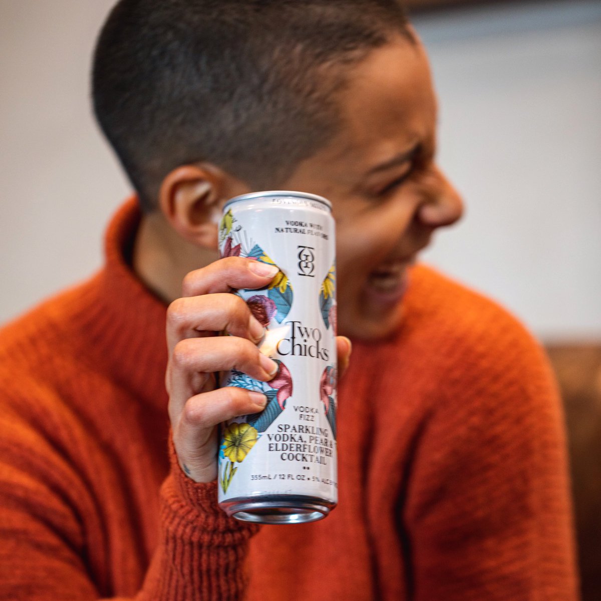 TwoChicksDrinks's tweet photo. It’s always a great time with Two Chicks ✨ Our #VodkaFizz is mixed with real #vodka & the natural essence of #pear & #elderflower. Visit our website to find us at a shop near you! 🍐 #TwoChicksCocktails #WeekendReady 💫 https://t.co/uOQEwhNBrL