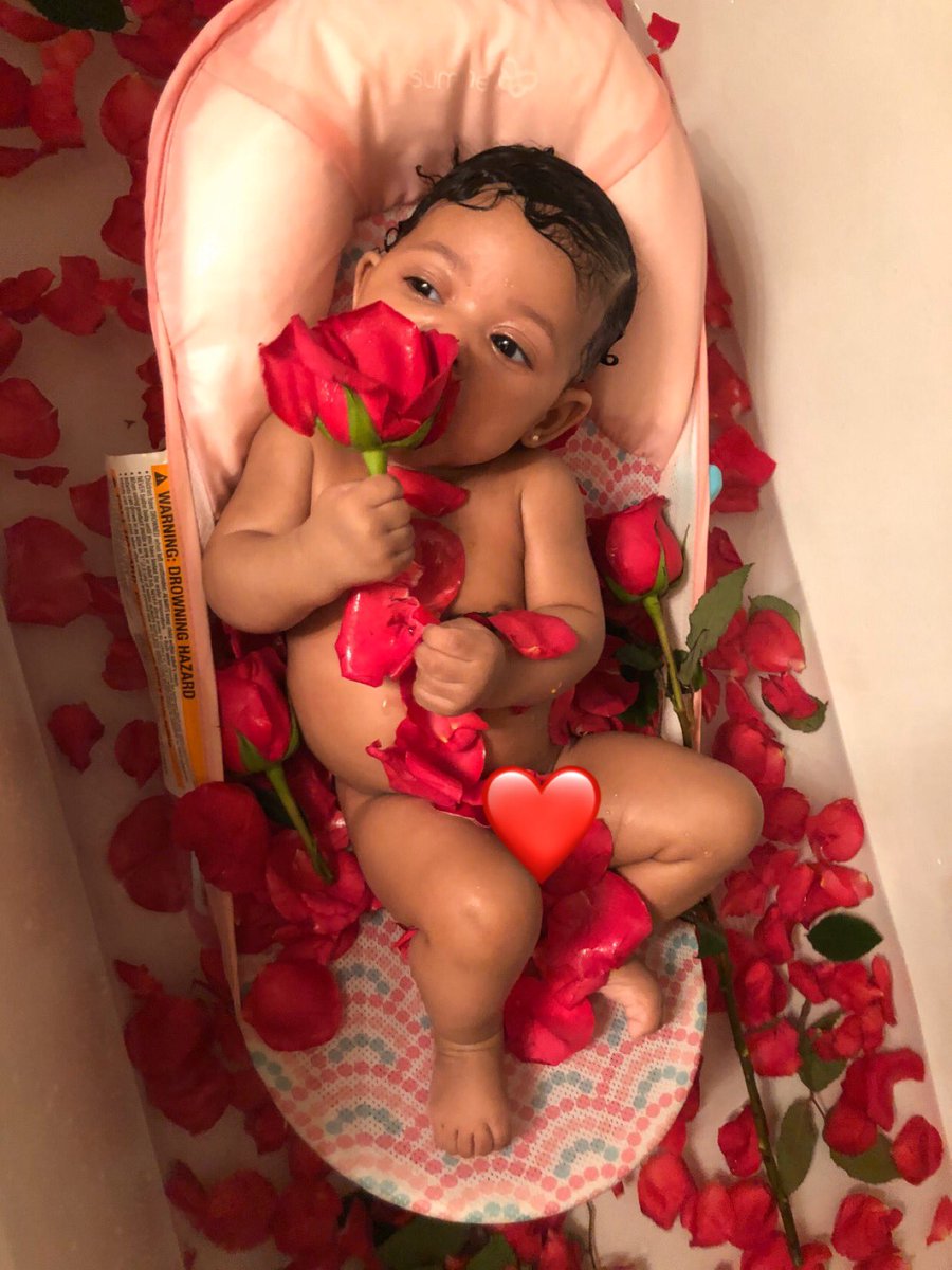 HersheyOverdose's tweet photo. I tried the rose peddle bath but she started eating the roses🤦🏿‍♀️🌹 https://t.co/g6nKObd4gh