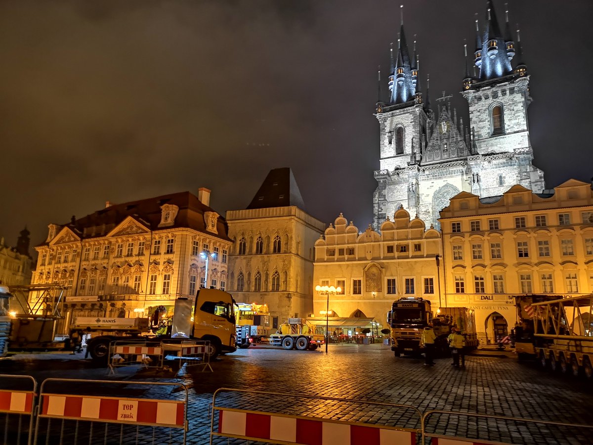 pan_klobouk's tweet photo. #tip pro #rodic e: zitra odpoledne na #staromak #praha bude velky #jerab stavet jeste vetsi. Po poledni, pry tak do peti. https://t.co/42l5FqYvJE