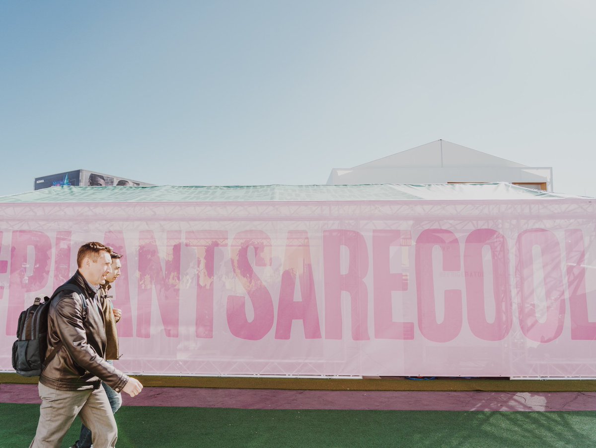 streetfactory's tweet photo. Another @CES in the books with @ImpossibleFoods 🍔
.
We served 20,000 samples of  #ImpossibleBeef White Castle sliders &amp; #ImpossiblePork banh mis from a hidden BOH kitchen inside of this custom tent structure [comprised of a truss frame with a printed transparent mesh exterior]. https://t.co/7uVgtCGoYa