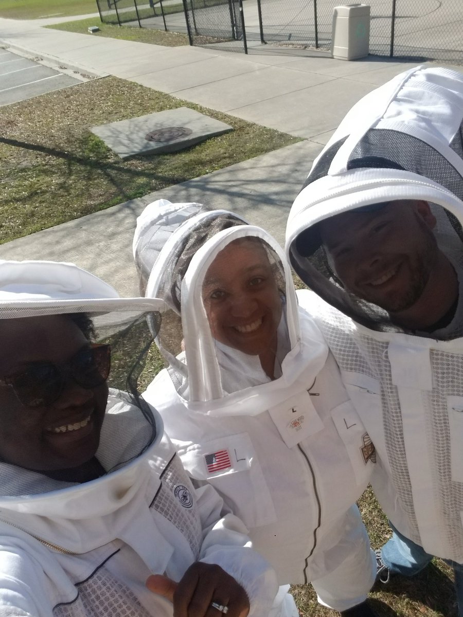 ZooBotLMS's tweet photo. As we go home for the long weekend making sure the bees have food as the temperature drops. Kudos to @CEdwardsWood for "suiting up" for the first time. Tks @rgreiner206 for being our resident beekeeper. Just another day in @ZooBotLMS #wehaveoneEarth https://t.co/lDE56fBvo2