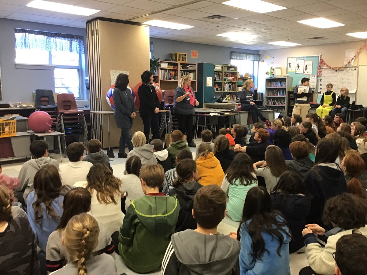 HMSgrade6's tweet photo. Glow Run kick off! Thanks Yarmouth PTO! https://t.co/Pw0QAK72Jf