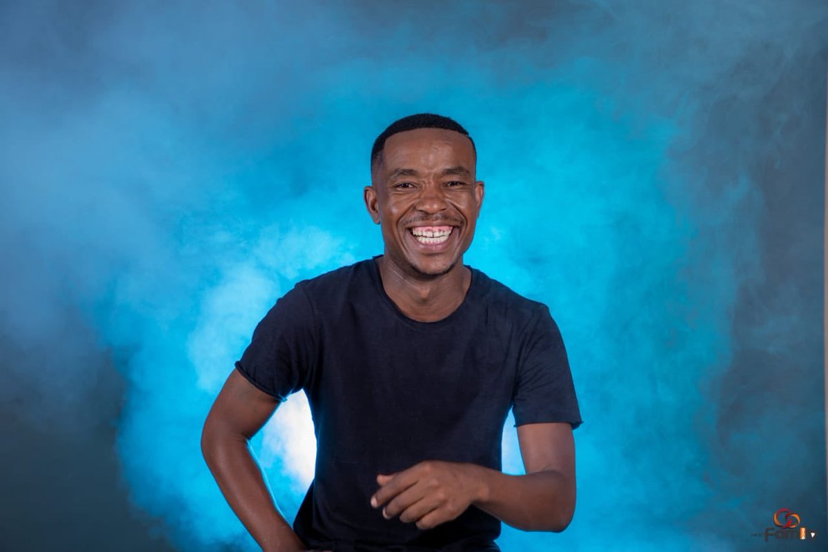 TsietsiRubbish's tweet photo. If Trevor Noah can joke about Donald Trump, A War In Iran, The Royal House Of England..sihleke sonkeπ€£π€£π€£π€£
Cabanga ke uMuntu was Witbank abe Sensitive mangiyenza iJoke ngaye π€π€£ #ThursdayComedyNight every last Thursday of the month. 30/01/20
Live At Newscafe, Highved Mall. https://t.co/igYjBDPWR0