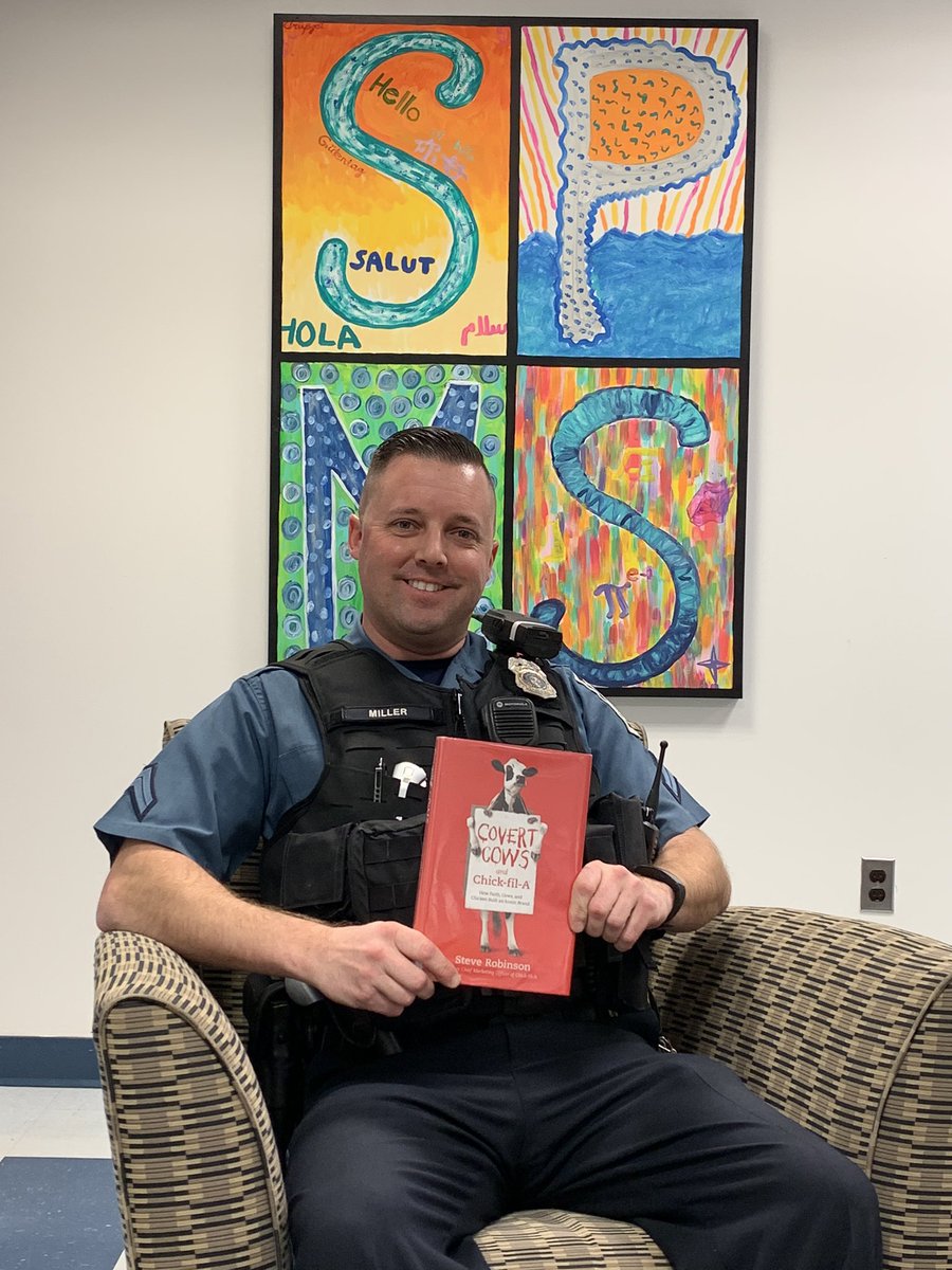 PeaceTeachSmile's tweet photo. Our favorite SRO @SevernaParkMS is challenging the other @AACoPD_SRO for the challenge #PowerUpRead https://t.co/Z5fTBjwRaB