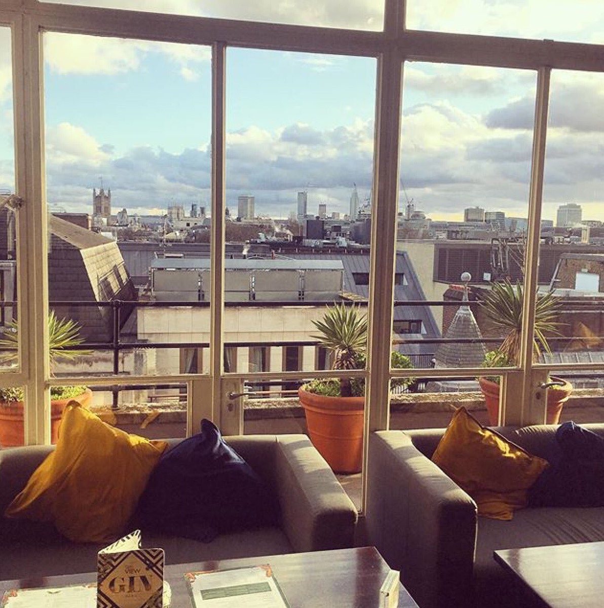 Love discovering new places for informal meetings &amp; 5th floor <a href="/WaterstonesPicc/">Waterstones Piccadilly, London</a> is pretty special - books, view and cocktails 🍸#LoveLondon